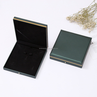 Emballage de vente au détail élégant en velours avec insert en peluche, logo en feuille d'or personnalisable, bijoux en cuir modernes de haute qualité, vente en gros