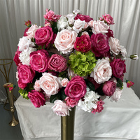Boule de fleurs en soie luxueuse et magnifique de couleur rose fuchsia mélangée à un peu de vert pour décorations de table de mariage
