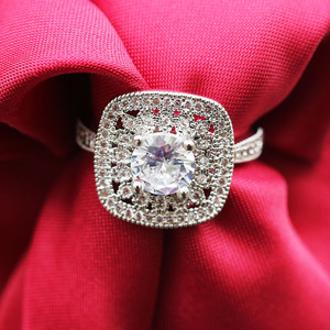 Anello floreale traforato da donna, design a fiore cavo, gioiello alla moda da indossare sul dito, idea regalo - Product Image 1