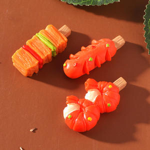 Venta al por mayor de pinchos pequeños micropaisaje de resina de escritorio pequeño ornamento simulación de perro caliente alas a la parrilla brochetas de maíz ornamento - Product Image 3