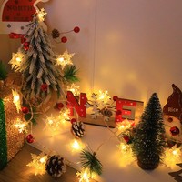 Guirlande lumineuse LED de Noël en plastique avec flocons de neige, pommes de pin, figurines de bonhomme de neige et de Père Noël, baies rouges et aiguilles de pin - Décoration de 2,20 m