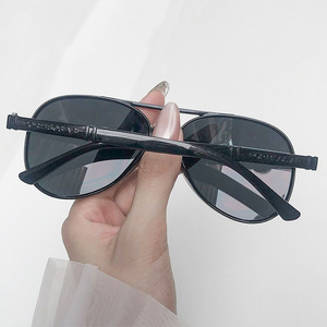 แว่นกันแดดทรงนักบินเท่ห์ รุ่น Cool Toad Mirror สำหรับผู้ชายขับรถ ผู้หญิง คู่รัก แว่นกันแดดสไตล์เรโทร บุคลิกโดดเด่น เหมาะกับคนหน้ากลมใหญ่ - Product Image 2