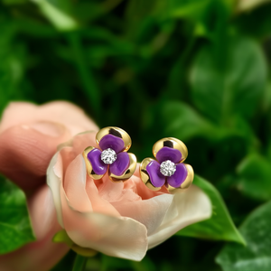 Pendientes de Moda con Diseño de Flor Morada en Acero Inoxidable 316L con Baño de Oro PVD y Centro de Diamante - Product Image 3