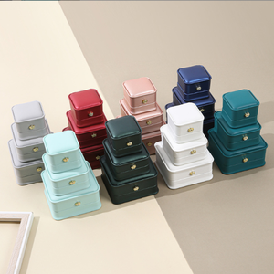 Caja de Joyería con Luz LED Crown, Almacenamiento para Anillos de Diamantes con Iluminación - Product Image 3