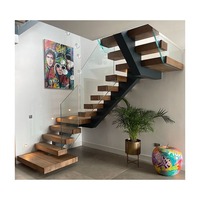 Escalier moderne flottant à poutre invisible, marches en bois, garde-corps en verre, conception cantilever dissimulée pour entrée intérieure, type mural