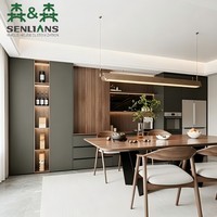 Buffet de salle à manger moderne sur mesure avec portes gris foncé, panneaux en bois grainé, étagères ouvertes, tiroirs et éclairage LED