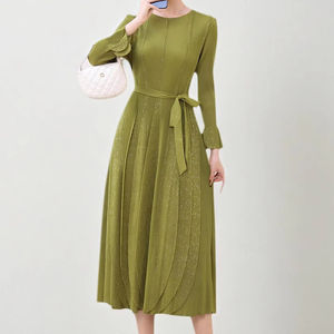 เดรสยาวทรงวีคอ จับจีบ ผ้าทอเป็นมิตรต่อสิ่งแวดล้อม สีดำ ผ้ามีเท็กซ์เจอร์ สไตล์ลำลองสำหรับผู้หญิง มีสินค้าพร้อมส่ง - Product Image 1