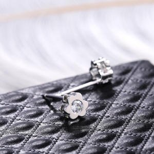 Orecchini a Perno con Fiore, Zircone Bianco Taglio Brillante Rotondo, Montatura a Castone in Lega, Gioiello Unisex, Regalo Carino - Product Image 6