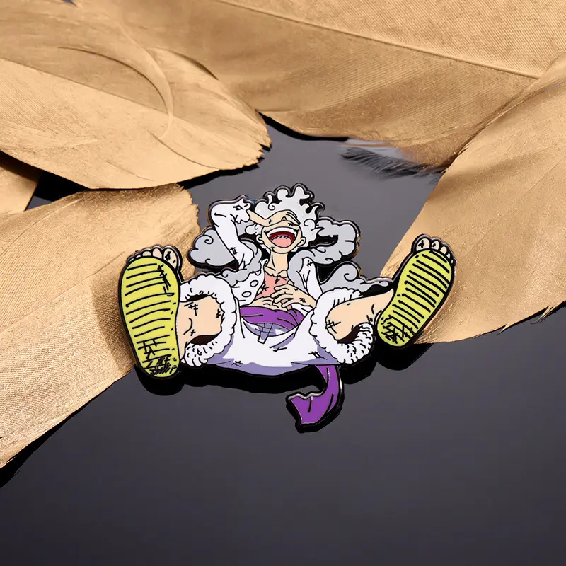 Sevimli karikatür yaratıcılık metal pimler kişilik Luffy animasyon toptan sert emaye pin için çanta