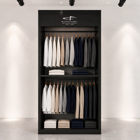 Vitrine en bois foncé grainé avec logo en relief, double tringle de suspension, étagère centrale, présentoir de vente au détail sur mesure