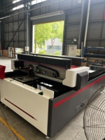 Machine de découpe laser CO2 SUDA série SL équipée de ventilateurs d'évacuation supérieurs et inférieurs pour une élimination efficace de la fumée et de la poussière