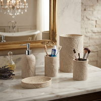 Ensemble d'accessoires de salle de bain beige avec poubelle, distributeur de savon, porte-savon, brosse de toilette, porte-brosse à dents