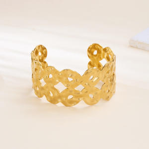 Brazalete de Moda para Mujer, Diseño Nuevo, Acero Inoxidable, Chapado en Oro PVD, Estilo Abierto Ancho, Martillado Irregular, Grueso - Product Image 5