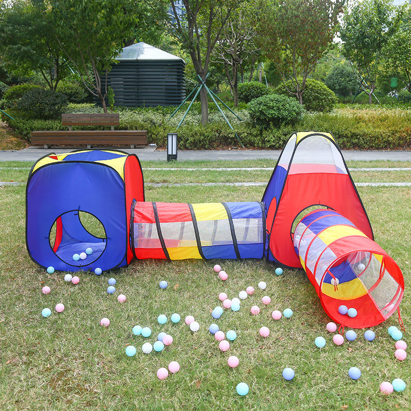 Ensemble de quatre pièces rouge, jaune et bleu