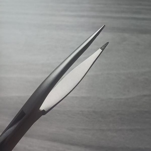 Premium handmatige FUE-pincet met gekartelde punt - titanium/roestvrij staal, antislip, ergonomische ringgreep |   Kliniek Haar - Product Image 4