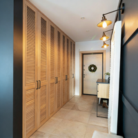 Armoire à portes à persiennes en bois massif personnalisée BALOM, ventilée et résistante à l'humidité, mobilier de chambre à coucher, panneau arrière épaissi