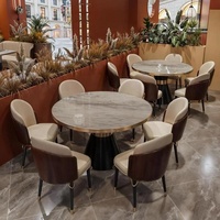 Ensemble de mobilier de restaurant de luxe, tables rondes en marbre, chaises bicolores avec garniture dorée, assise crème, style moderne, vente en gros