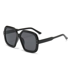 Lunettes de soleil polarisées TR90 carrées de haute qualité pour hommes et femmes, mode rétro vintage, vente en gros - Product Image 5