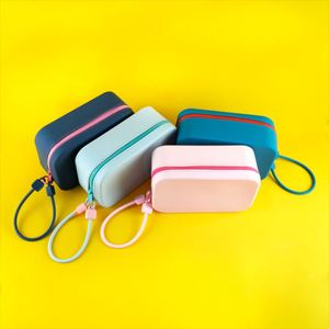 Bolsa Organizadora de Cosméticos de Silicona con Asa de Viaje Resistente al Agua y Función de Apertura Personalizada - Product Image 5
