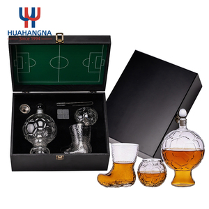 Vaso de Cerveza con Forma de Bota y Decantador de Whisky con Logotipo Personalizado en Caja de Madera Premium para Zona de Aficionados al Fútbol - Product Image 1