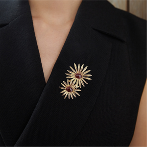 Corsage de Girasol con Granate Rojo Estilo Antiguo Europeo, Broche de Flor de Cobre Chapado en Oro Hecho a Mano, Regalo de Joyería - Product Image 4