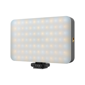 ไฟ LED เติมแสงสำหรับกล้องมิเรอร์เลส พร้อมฐานเสียบฮอตชู ปรับสีได้สามสี สำหรับการถ่ายภาพดิจิทัล - Product Image 1