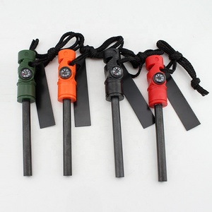 Allume-feu de survie 5-en-1 avec <span class=keywords><strong>grattoir</strong></span>, boussole et sifflet pour le camping et la randonnée - Product Image 1