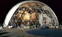 Tente dôme géante personnalisée pour événements musicaux et spectacles lumineux sur le thème de la Terre