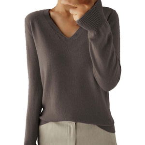 Pull pour femme Urban Luxe à col en V, coupe ajustée, lignes contemporaines, tons neutres unis, tissu en laine, viscose et cachemire, hiver - Product Image 6