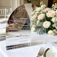 Menu de mariage personnalisé en acrylique doré découpé au laser avec numéros de table et décorations