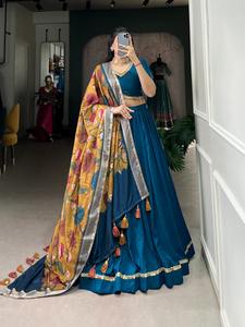 Blusa lisa de seda Chinon de diseñador con encaje Ropa india y pakistaní Incluye Dupatta Lehenga Choli - Product Image 2