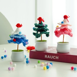 Décoration de bureau en forme d'arbre de Noël tressé à la main en trois couches, produit fini en crochet. - Product Image 3