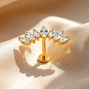 <span class=keywords><strong>Piercing</strong></span> Labret in Titanio G23 ASTM F136 con Zirconi a Forma di Fiore, Orecchini con Filettatura Interna, <span class=keywords><strong>Piercing</strong></span> per <span class=keywords><strong>Trago</strong></span> 16G Placcato <span class=keywords><strong>Oro</strong></span> - Product Image 1