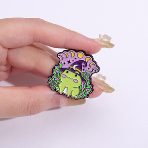 Vente en gros Drôle de Jeu Cristal Dés Nouveau Halloween Chapeau Magique Grenouille Mignon Dessin Animé Émail Doux Épinglette Petit Cadeau pour Enfant - Product Image 5