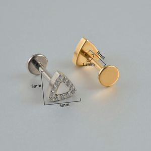 Pendiente de titanio F136 G23 con incrustaciones triangulares exquisitas de circonita redonda, rosca interna y base plana, para <span class=keywords><strong>piercing</strong></span> de <span class=keywords><strong>labio</strong></span>, joyería de moda. - Product Image 4