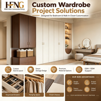 Système de dressing intégré moderne crème et noyer de la série Legacy avec coiffeuse et armoire flottante pour projets de villas de luxe