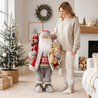 Poupée Père Noël en fourrure grise avec pull flocon de neige nordique et bottes pour enfants, idéale pour l'affichage en boutique de Noël