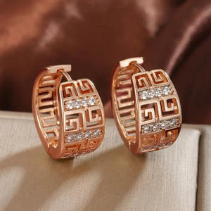 Pendientes Huggie Geométricos Clásicos de Plata 925 con Cristales de Estrás en Canal, para Uso Diario de Mujer - Product Image 4