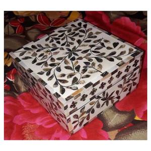 Boîte à incrustation en nacre naturelle de perles - Product Image 1