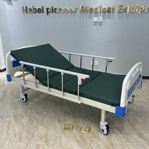 سرير مستشفى يدوي عالي الجودة ورخيص الثمن من الفولاذ بمقبضين ووظيفة واحدة، قابل لتعديل الظهر والركبة، مع عجلات متحركة - Product Image 3