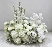 Composition florale artificielle blanche et verte romantique de taille moyenne pour mariage, avec rhododendrons et delphiniums en soie, pour décoration de table et toile de fond.
