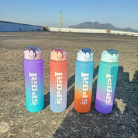 Bouteille d'eau sport classique en plastique grande capacité 700 ml avec couvercle à paille pour boire directement – Idéale pour la rentrée scolaire