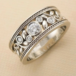 Anello con Design Floreale a Fascia Larga, Stile Barocco Vintage per Donne - Product Image 3