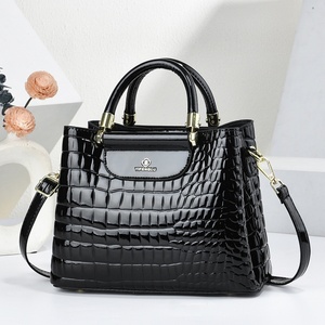 Nouveau Sac Fourre-tout Décontracté et Professionnel pour <span class=keywords><strong>Femme</strong></span> 2026 en <span class=keywords><strong>Cuir</strong></span> PU Souple Imperméable Motif Alligator avec Fermeture Éclair et <span class=keywords><strong>Bandoulière</strong></span> - Product Image 1