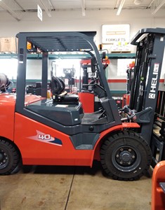 Chariot élévateur contrepoids GPL HELI CPYD40 de <span class=keywords><strong>4</strong></span> tonnes avec déplaceur latéral pour les centres de distribution, la construction et la manutention de marchandises - Product Image 2