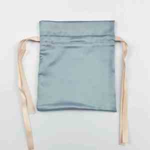 Pochette en satin bleu brumeux avec cordon de serrage et ruban en satin, élégant sac cadeau en satin pour cadeaux de demoiselles d'honneur et emballage de faveurs de mariage - Product Image 5