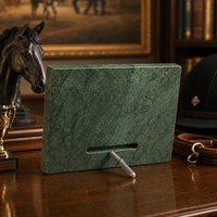 Plaque de récompense équestre personnalisée en marbre vert style pyramide, trophée de cheval durable en métal en forme de fer à cheval, gravure personnalisée