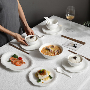 Service <span class=keywords><strong>de</strong></span> table élégant en céramique blanche gaufrée, assiettes et bols à bord festonné pour dîners formels et cadeaux - Product Image 2