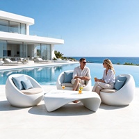 Fauteuil lounge en fibre de verre blanc, design irrégulier et moderne, avec coussin d'assise rembourré, pour salon et hôtel
