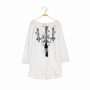 Blusa Infantil con Diseños Bordados Rumano en Color Dorado del Mercado Chino - Product Image 4